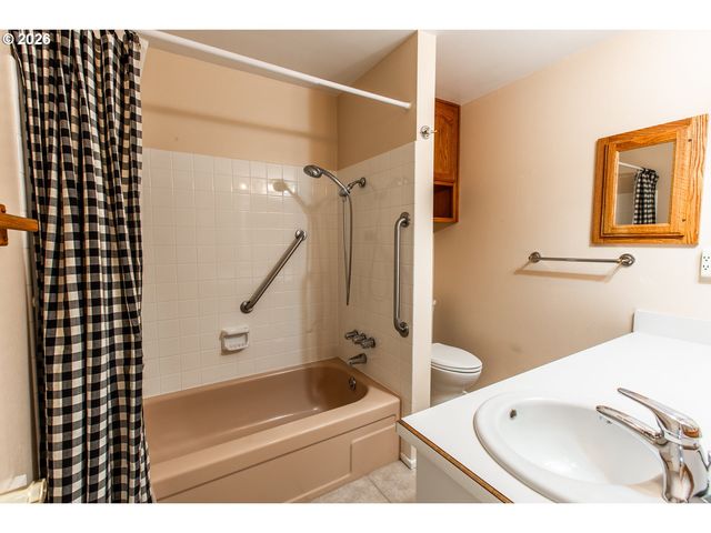 3985 UNIVERSITY St, Eugene, OR 97405