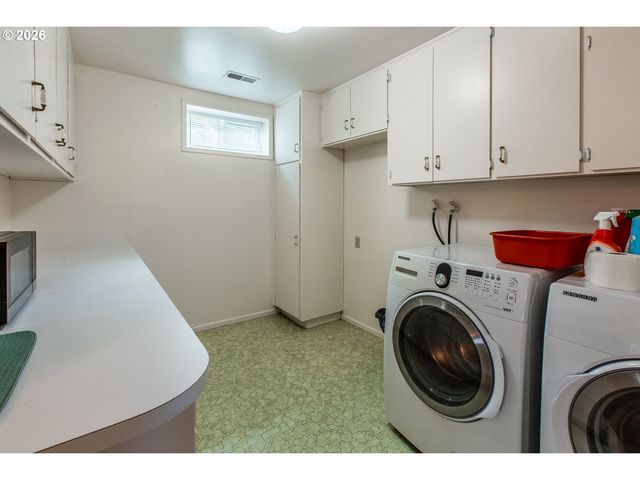 3985 UNIVERSITY St, Eugene, OR 97405