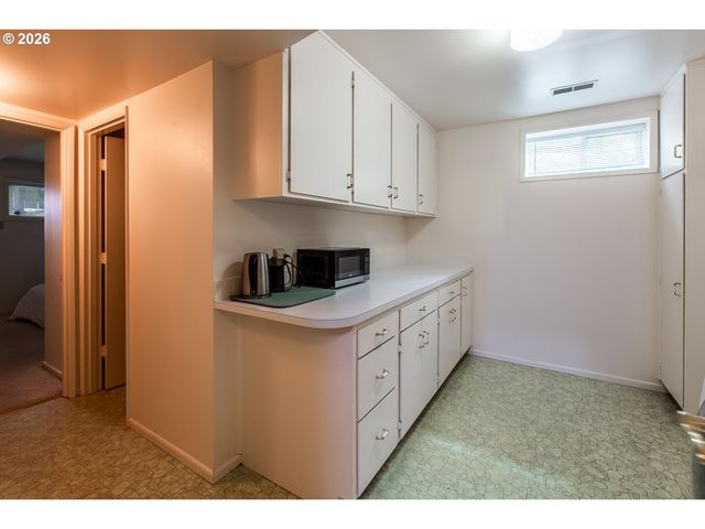 3985 UNIVERSITY St, Eugene, OR 97405