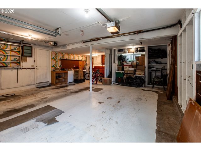 3985 UNIVERSITY St, Eugene, OR 97405