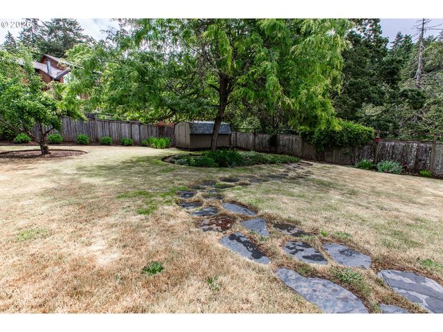 3985 UNIVERSITY St, Eugene, OR 97405