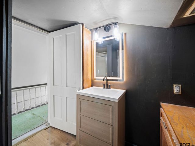 408 E 3rd St, Mount Pleasant, TX 75455