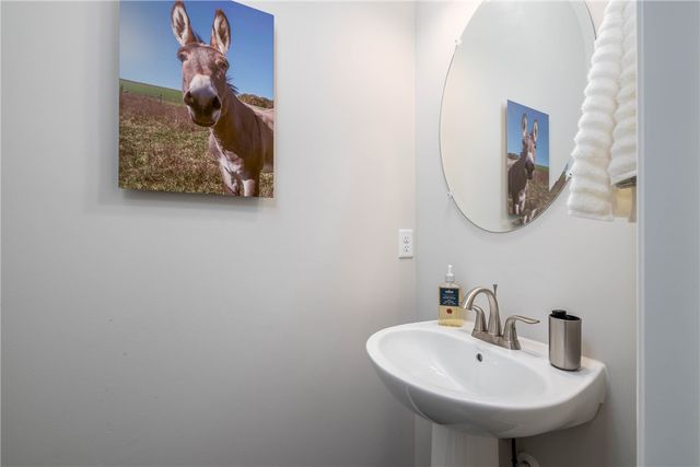 2194 Shawnee Drive, South Strabane, PA 15301