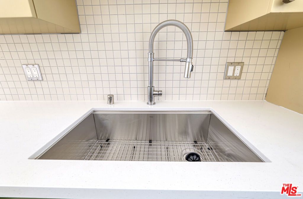 Image 13 of property listing at 6615 Franklin Avenue, Los Angeles, CA 90028