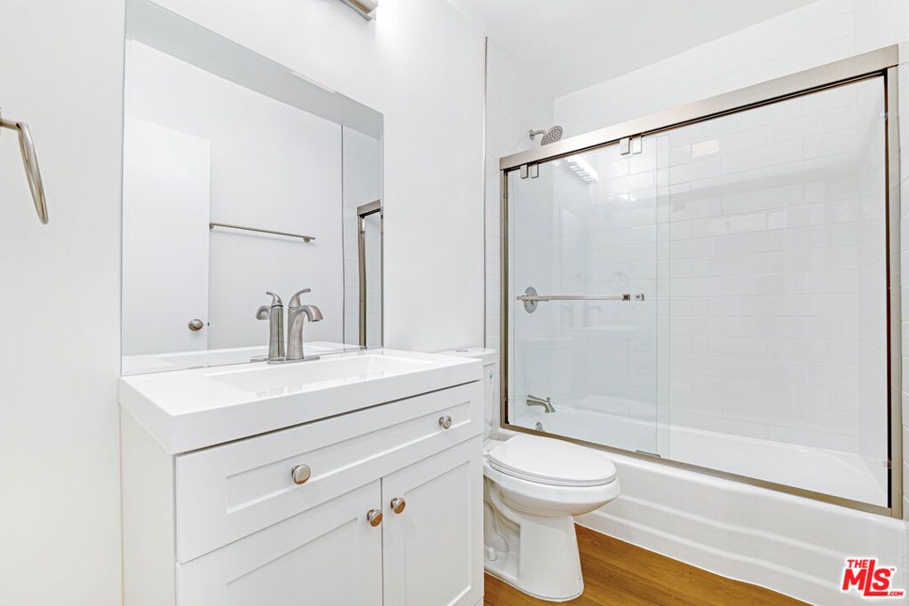 Image 15 of property listing at 6615 Franklin Avenue, Los Angeles, CA 90028