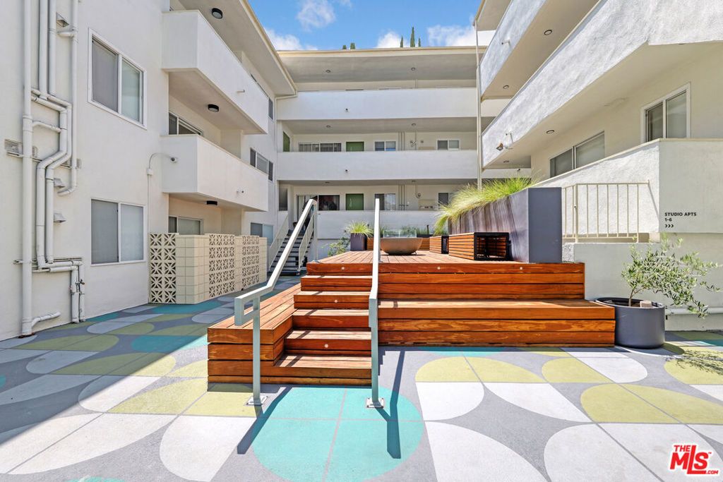 Image 2 of property listing at 6615 Franklin Avenue, Los Angeles, CA 90028