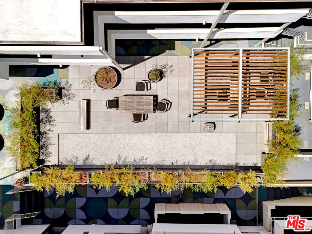 Image 21 of property listing at 6615 Franklin Avenue, Los Angeles, CA 90028