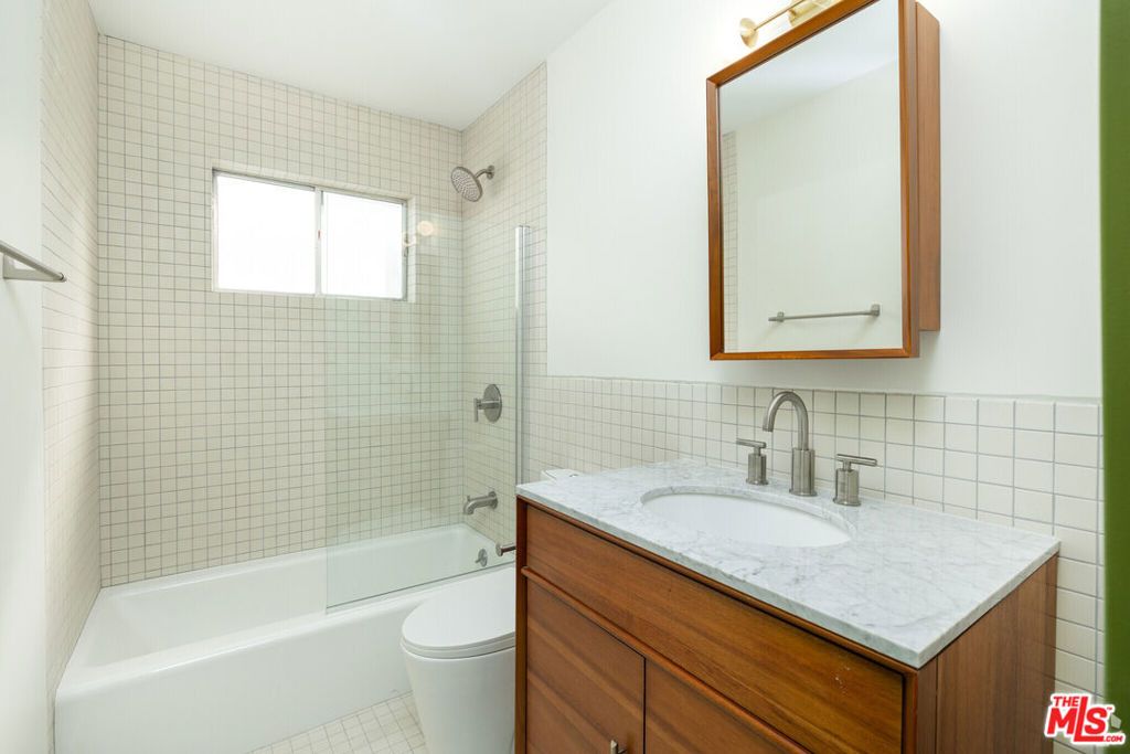 Image 27 of property listing at 6615 Franklin Avenue, Los Angeles, CA 90028