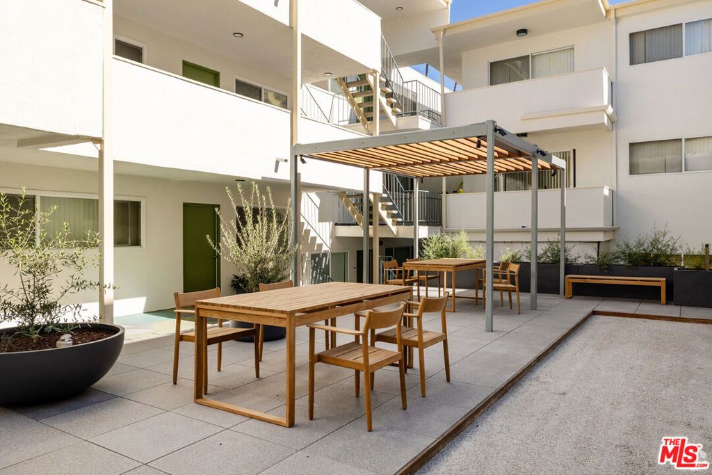 Image 29 of property listing at 6615 Franklin Avenue, Los Angeles, CA 90028
