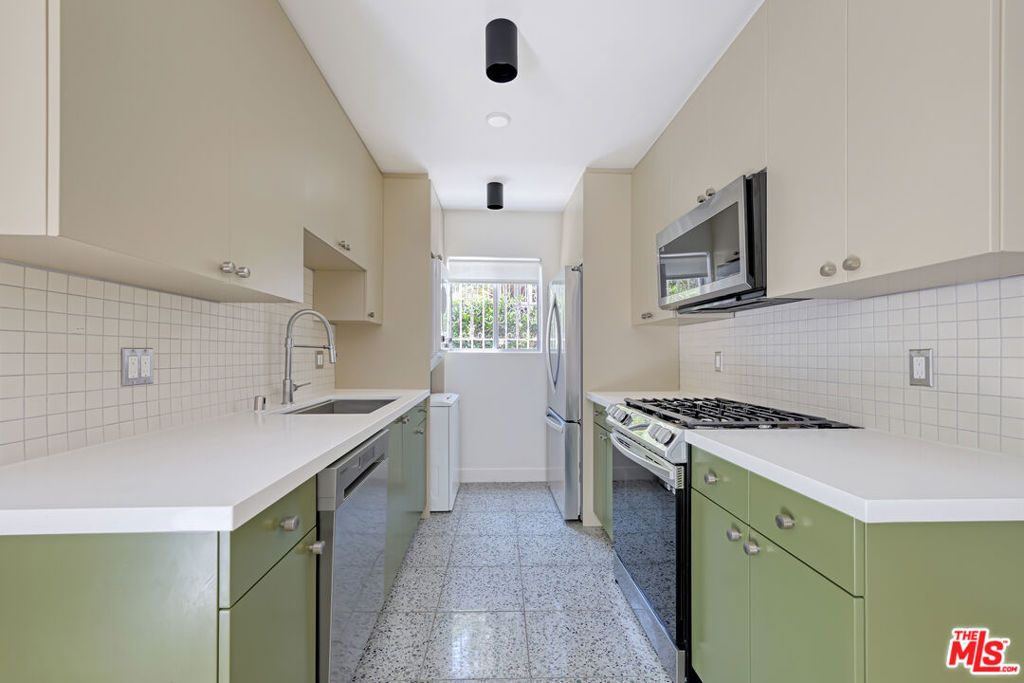Image 3 of property listing at 6615 Franklin Avenue, Los Angeles, CA 90028