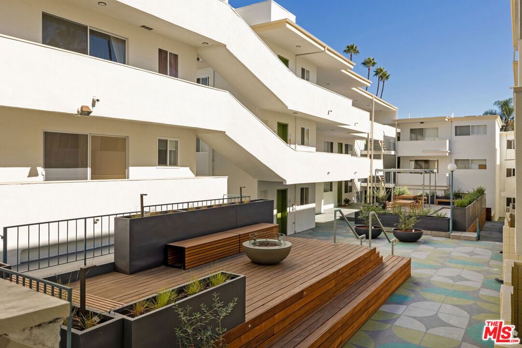 Image 30 of property listing at 6615 Franklin Avenue, Los Angeles, CA 90028