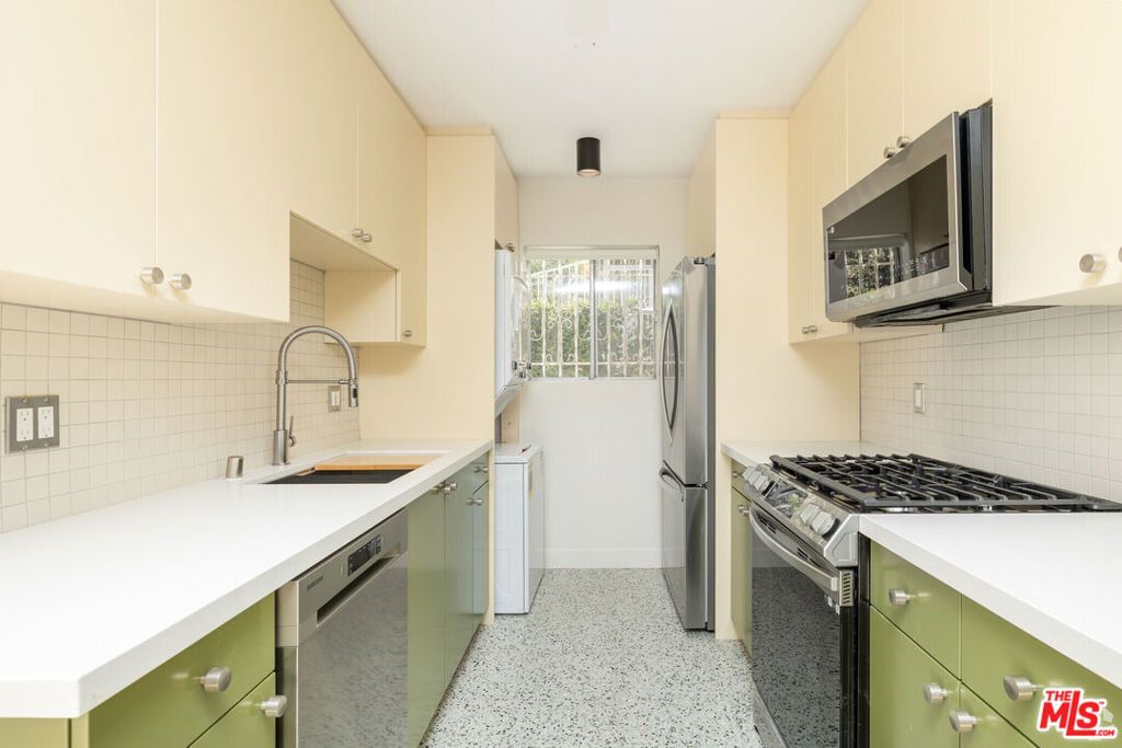 Image 31 of property listing at 6615 Franklin Avenue, Los Angeles, CA 90028