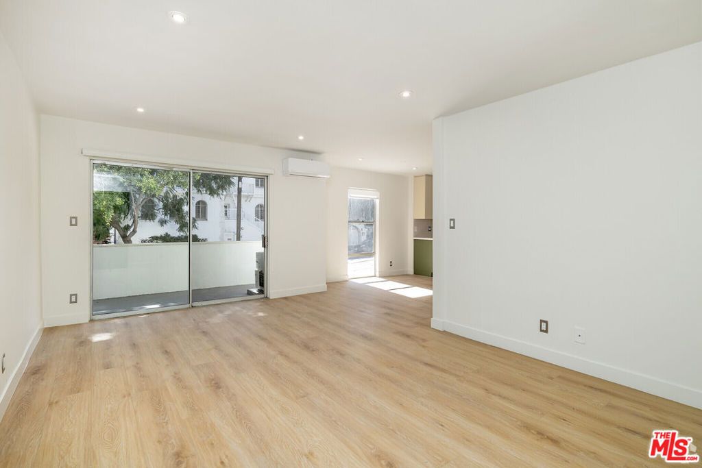 Image 32 of property listing at 6615 Franklin Avenue, Los Angeles, CA 90028