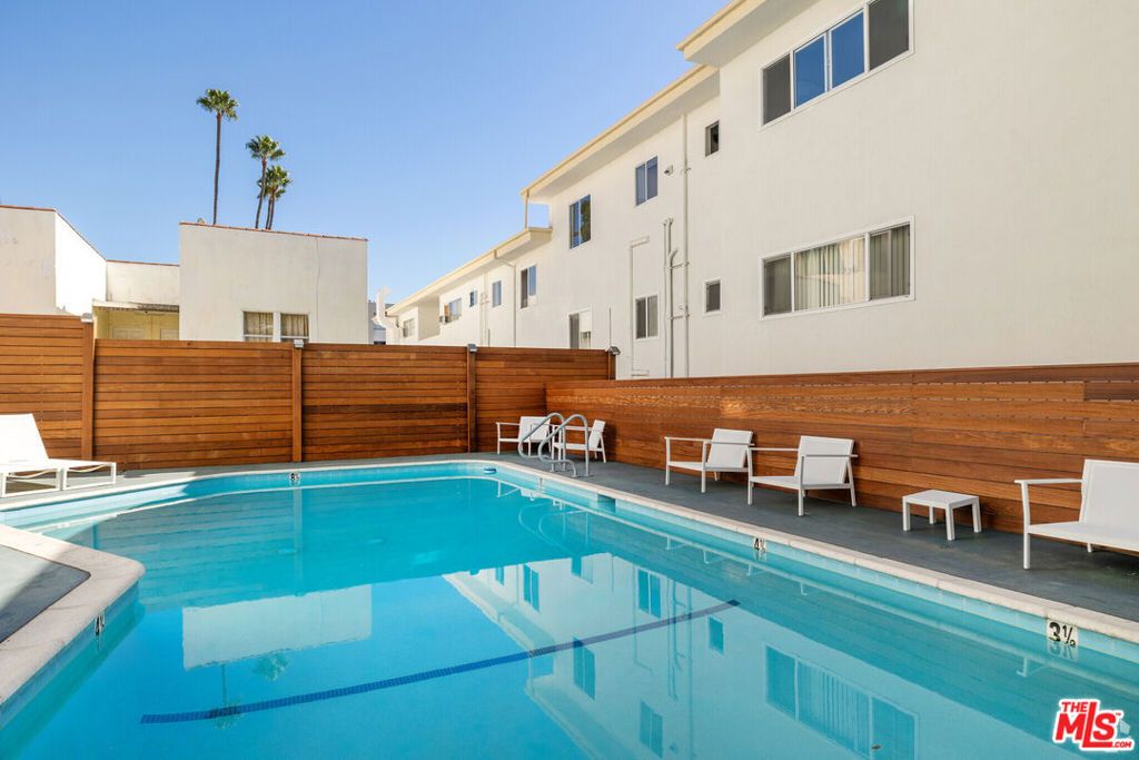 Image 33 of property listing at 6615 Franklin Avenue, Los Angeles, CA 90028