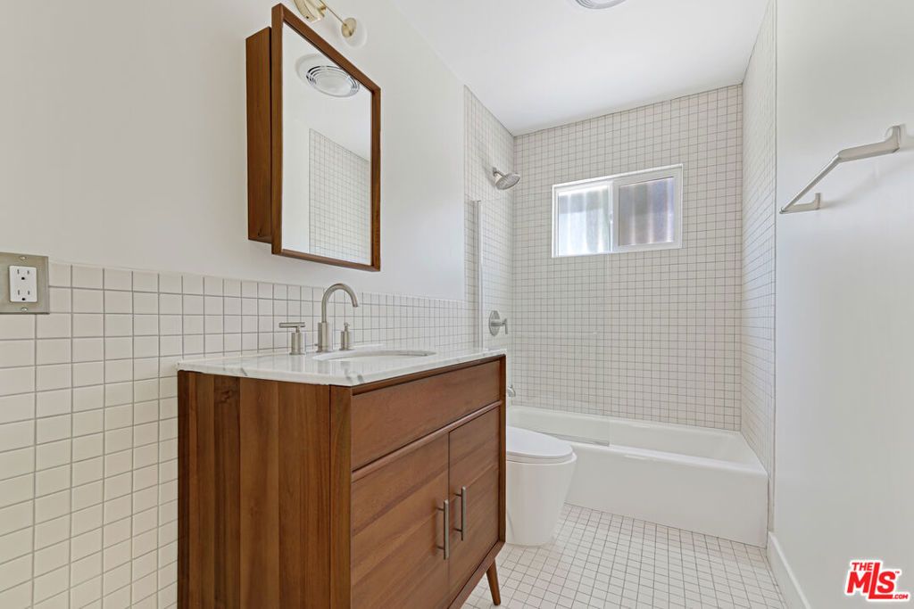 Image 4 of property listing at 6615 Franklin Avenue, Los Angeles, CA 90028