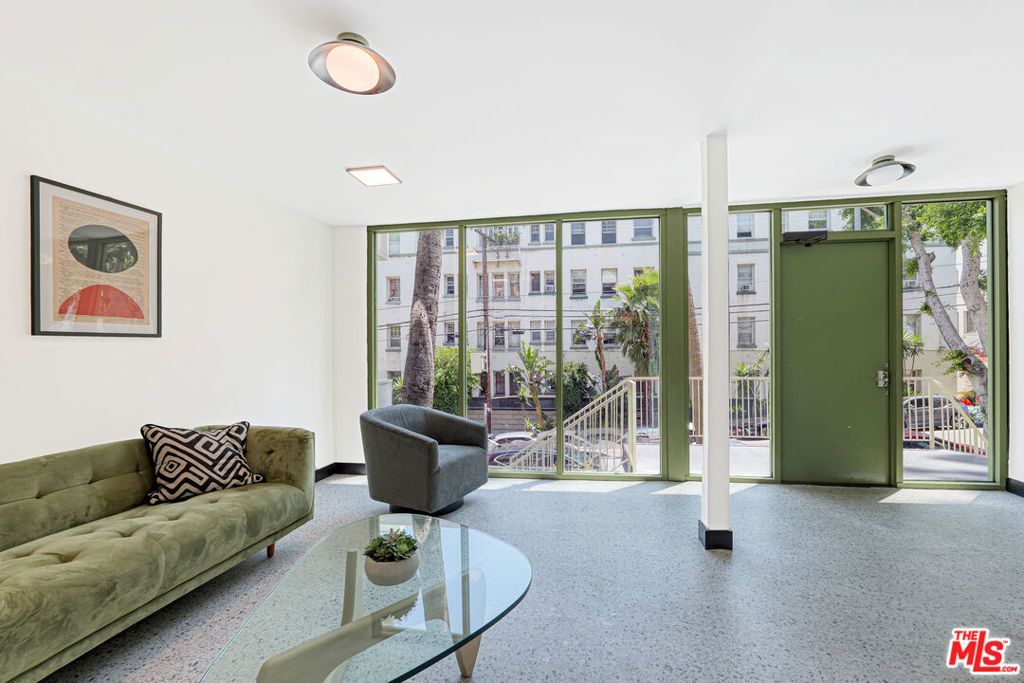 Image 5 of property listing at 6615 Franklin Avenue, Los Angeles, CA 90028