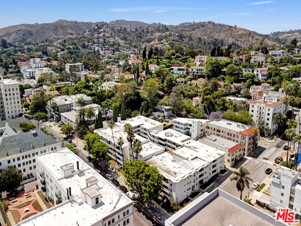 Image 6 of property listing at 6615 Franklin Avenue, Los Angeles, CA 90028