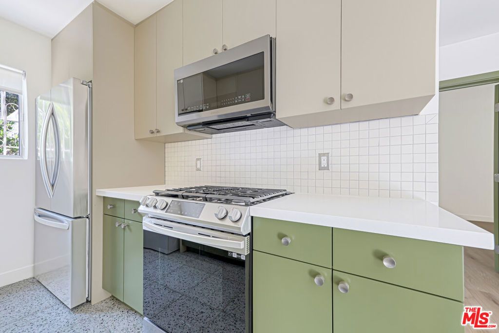 Image 7 of property listing at 6615 Franklin Avenue, Los Angeles, CA 90028