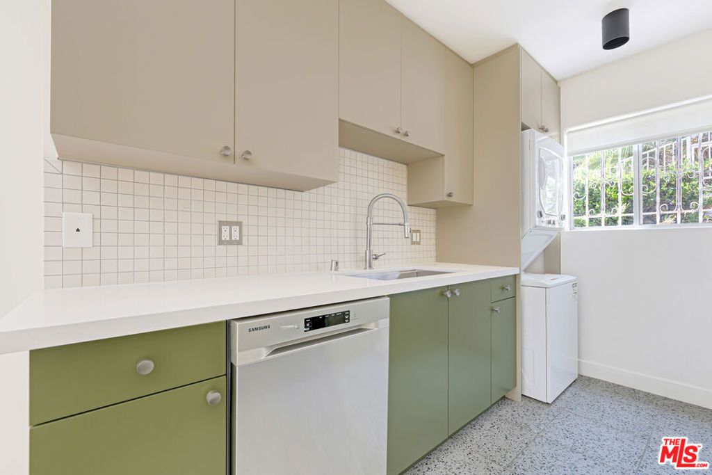 Image 8 of property listing at 6615 Franklin Avenue, Los Angeles, CA 90028