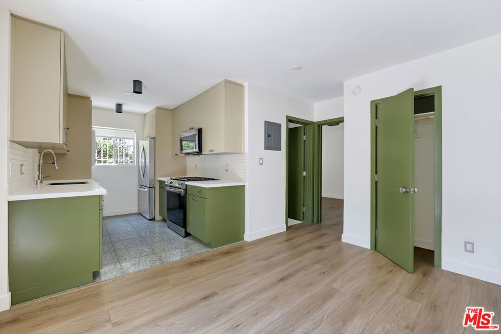 Image 9 of property listing at 6615 Franklin Avenue, Los Angeles, CA 90028