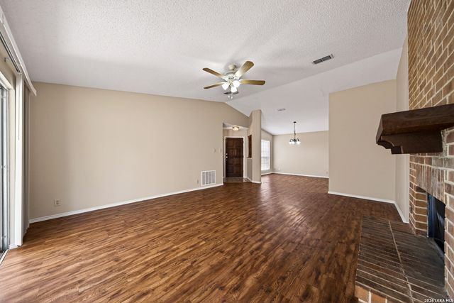 117 Deerglen Ave, Universal City, TX 78148