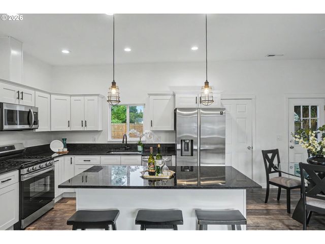 264 7TH St, Lyons, OR 97358