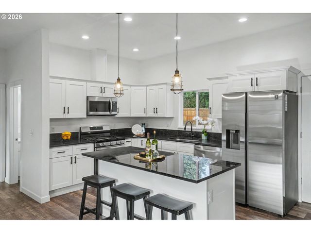 264 7TH St, Lyons, OR 97358