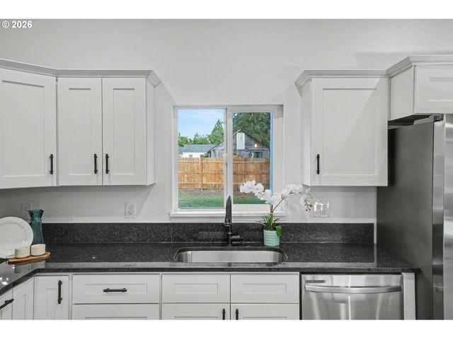 264 7TH St, Lyons, OR 97358
