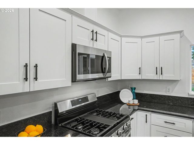 264 7TH St, Lyons, OR 97358