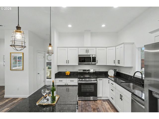 264 7TH St, Lyons, OR 97358
