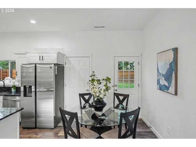 264 7TH St, Lyons, OR 97358