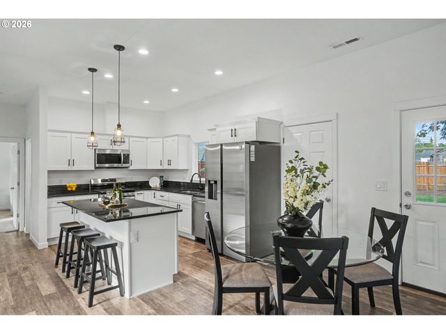 264 7TH St, Lyons, OR 97358