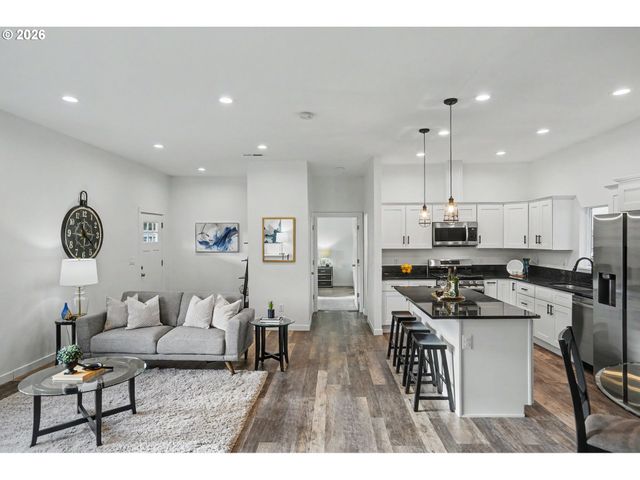 264 7TH St, Lyons, OR 97358