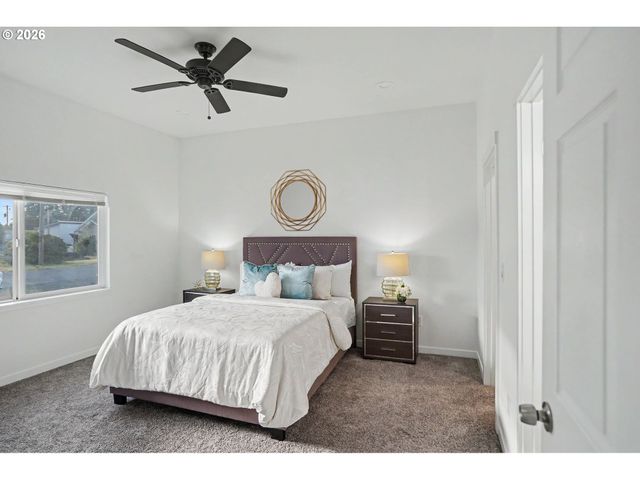 264 7TH St, Lyons, OR 97358