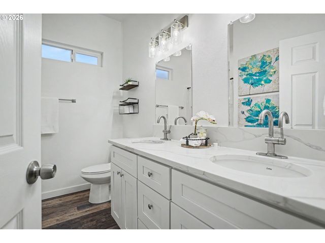 264 7TH St, Lyons, OR 97358