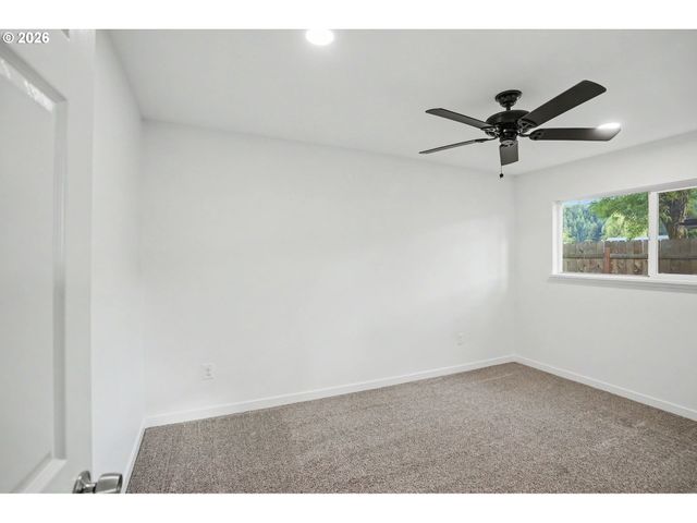 264 7TH St, Lyons, OR 97358