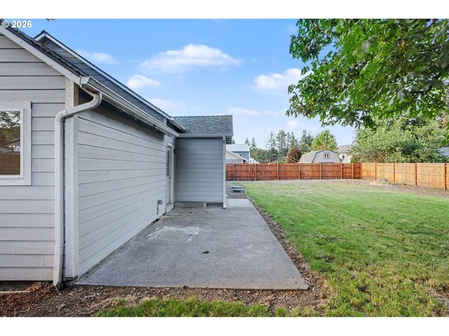 264 7TH St, Lyons, OR 97358