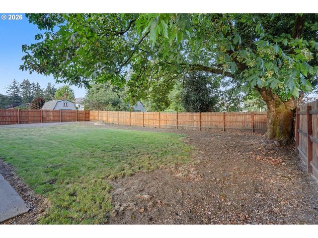 264 7TH St, Lyons, OR 97358