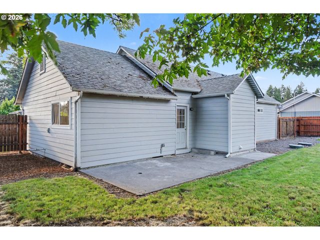 264 7TH St, Lyons, OR 97358