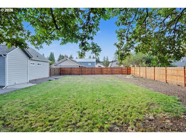 264 7TH St, Lyons, OR 97358