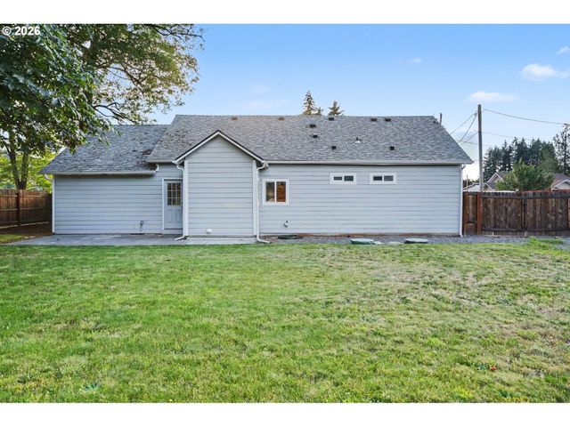 264 7TH St, Lyons, OR 97358