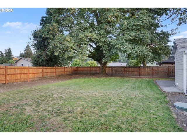 264 7TH St, Lyons, OR 97358