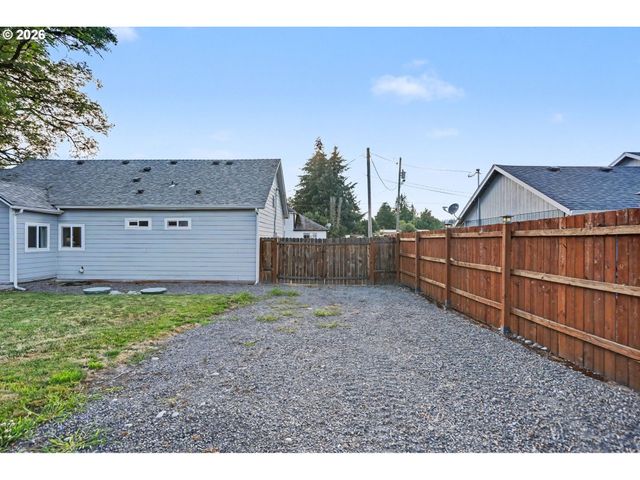 264 7TH St, Lyons, OR 97358
