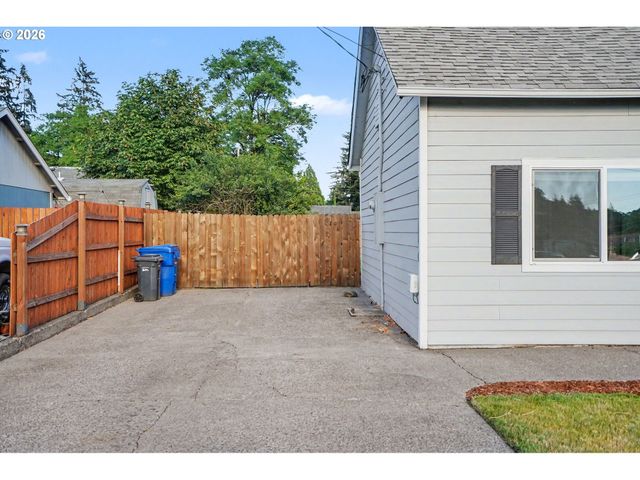 264 7TH St, Lyons, OR 97358