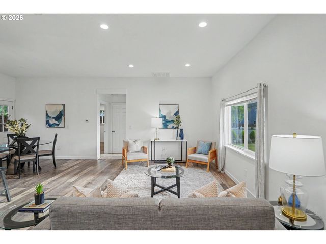 264 7TH St, Lyons, OR 97358