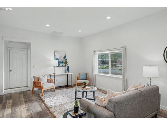 264 7TH St, Lyons, OR 97358