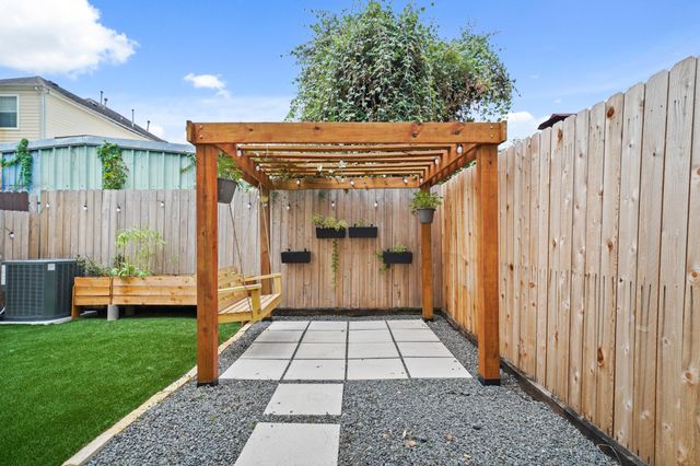 5224 Nett Street A, Houston, TX 77007