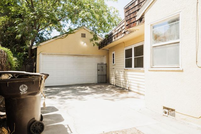 895 E Cross Avenue, Tulare, CA 93274
