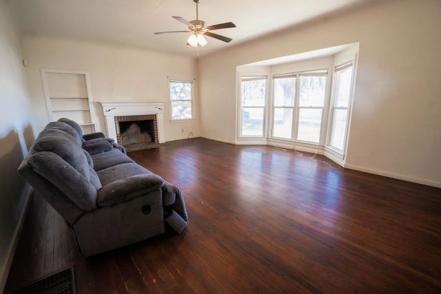 895 E Cross Avenue, Tulare, CA 93274