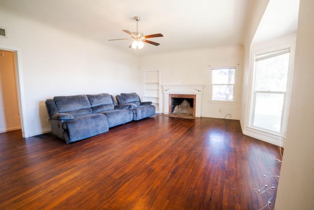 895 E Cross Avenue, Tulare, CA 93274